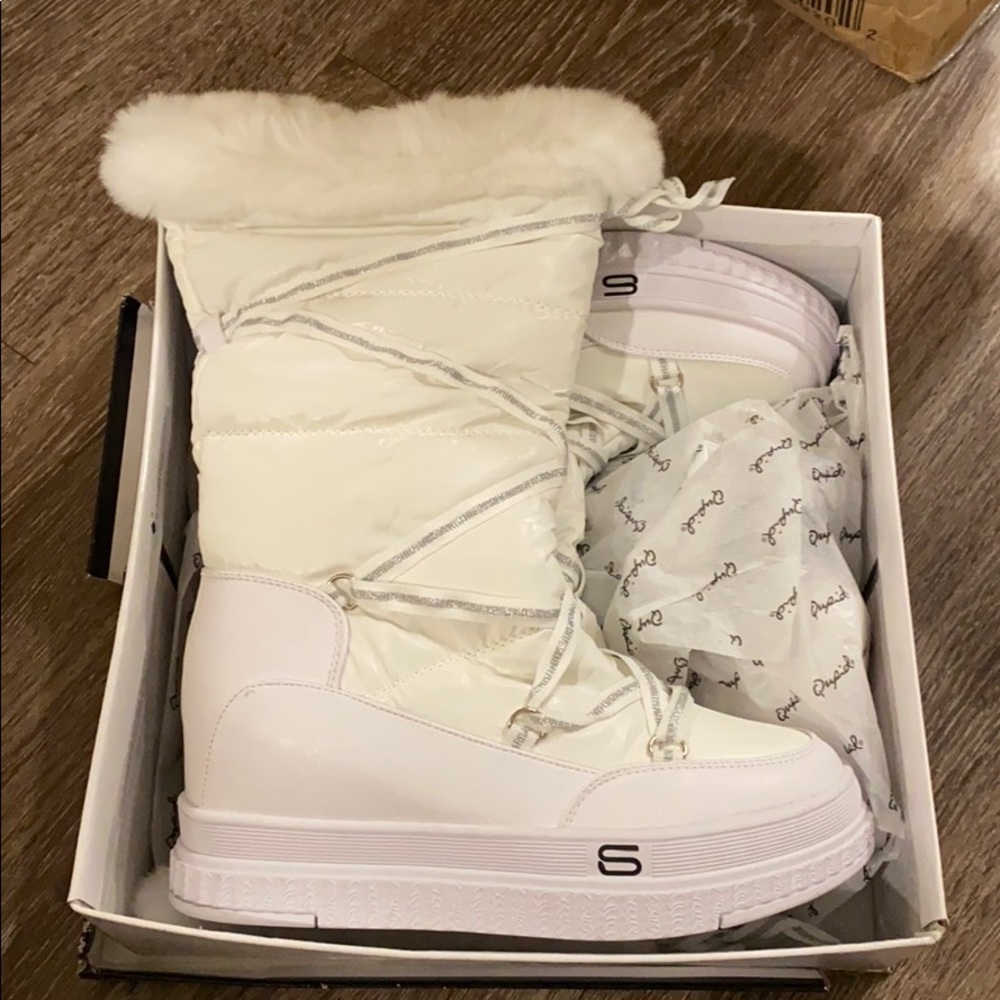 Snow boots